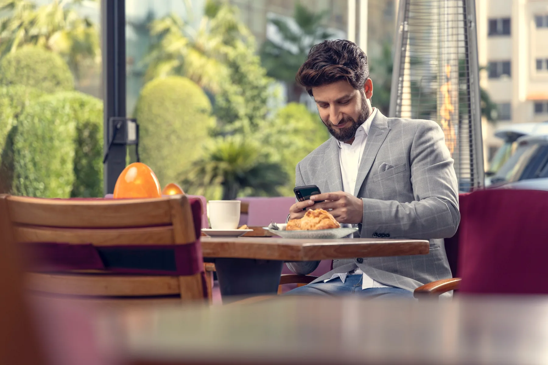 تراس الفندق — الصباح